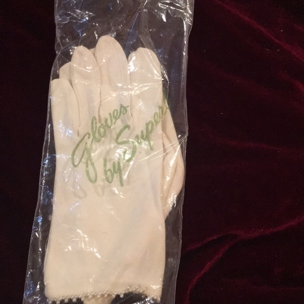 Vintage Lady’s Gloves with Pearl Detail